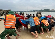 Quang Tri border guards rescue two fishermen in distress at sea